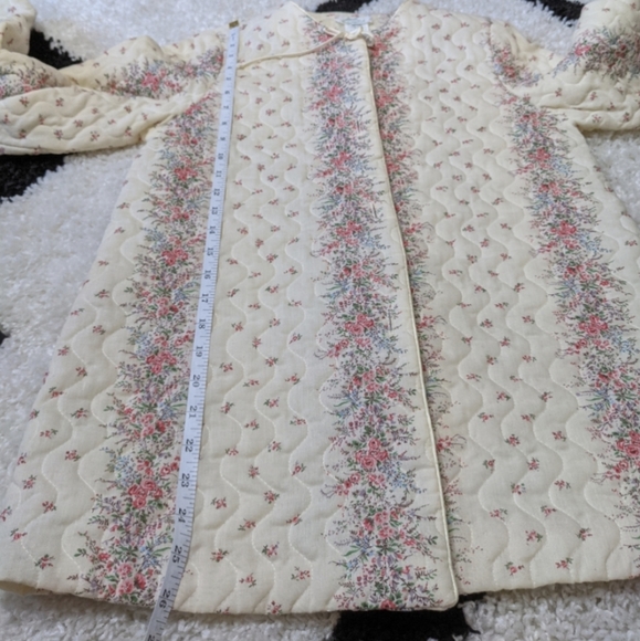 SOLD Vintage 1960s 1970s quilted house coat bed jacket - Picture 11 of 13